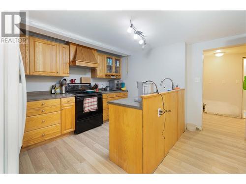 4350 50 Street Ne, Salmon Arm, BC - Indoor Photo Showing Kitchen