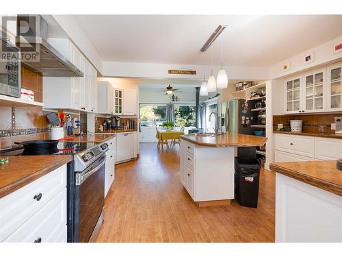 4350 50 Street Ne, Salmon Arm, BC - Indoor Photo Showing Kitchen