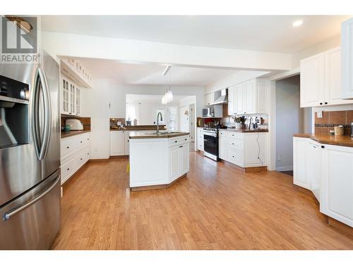 4350 50 Street Ne, Salmon Arm, BC - Indoor Photo Showing Kitchen