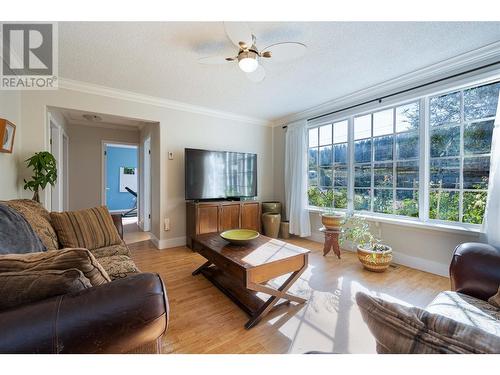 4350 50 Street Ne, Salmon Arm, BC - Indoor Photo Showing Living Room