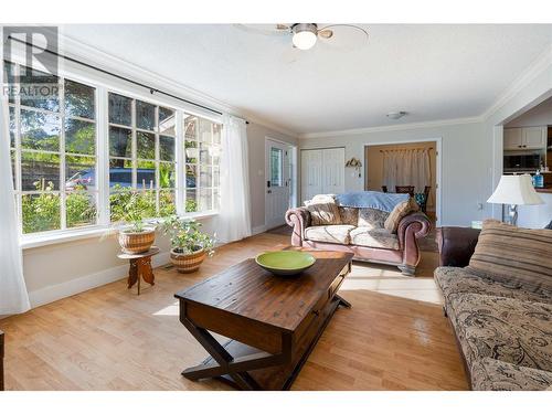 4350 50 Street Ne, Salmon Arm, BC - Indoor Photo Showing Living Room