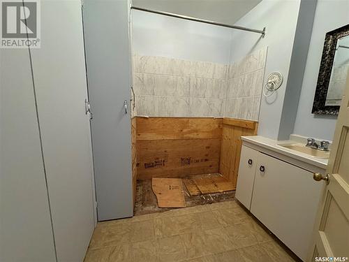 220 2Nd Street E, Dinsmore, SK - Indoor Photo Showing Bathroom