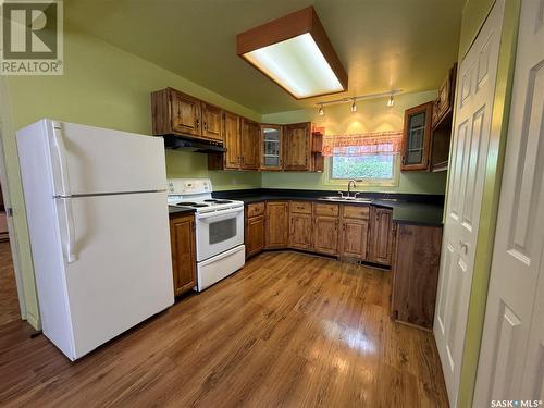 220 2Nd Street E, Dinsmore, SK - Indoor Photo Showing Kitchen