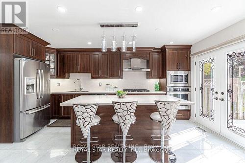 7 Springtown Trail, Brampton (Sandringham-Wellington), ON - Indoor Photo Showing Kitchen With Upgraded Kitchen