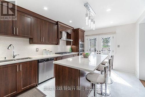 7 Springtown Trail, Brampton (Sandringham-Wellington), ON - Indoor Photo Showing Kitchen With Double Sink With Upgraded Kitchen