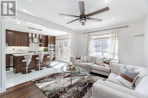 7 Springtown Trail, Brampton (Sandringham-Wellington), ON - Indoor Photo Showing Living Room