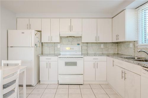 25 Brant Street, Hamilton, ON - Indoor Photo Showing Kitchen