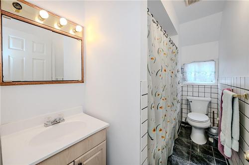 25 Brant Street, Hamilton, ON - Indoor Photo Showing Bathroom