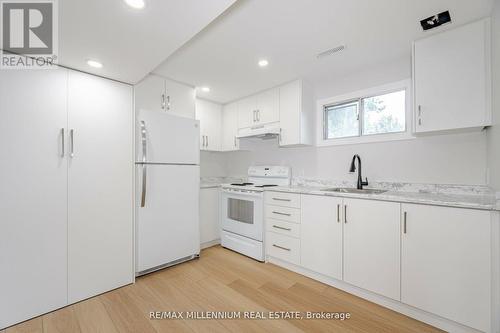 5 Madoc Road, Brampton (Madoc), ON - Indoor Photo Showing Kitchen