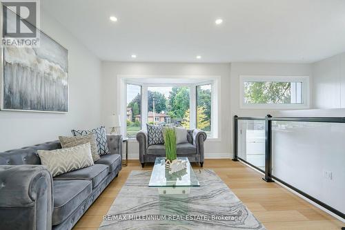 5 Madoc Road, Brampton (Madoc), ON - Indoor Photo Showing Living Room