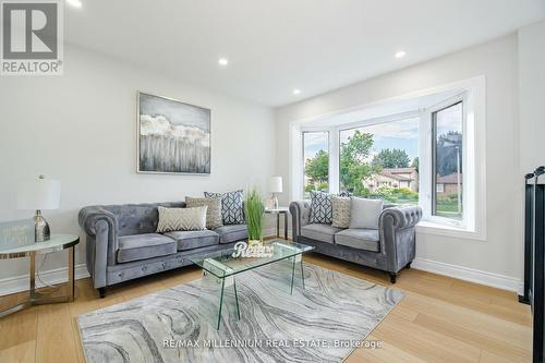 5 Madoc Road, Brampton (Madoc), ON - Indoor Photo Showing Living Room