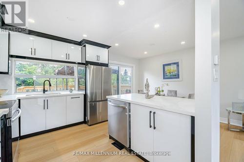 5 Madoc Road, Brampton (Madoc), ON - Indoor Photo Showing Kitchen With Upgraded Kitchen