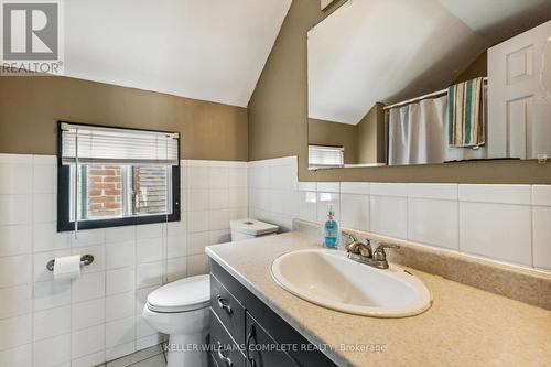 127 Grosvenor Avenue N, Hamilton (Crown Point), ON - Indoor Photo Showing Bathroom