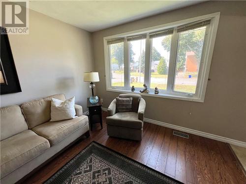 812 Morningside Crescent, Sudbury, ON - Indoor Photo Showing Living Room