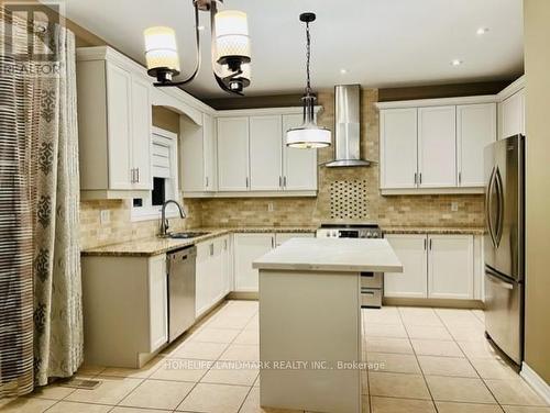 137 Alpaca Drive, Richmond Hill (Jefferson), ON - Indoor Photo Showing Kitchen With Upgraded Kitchen