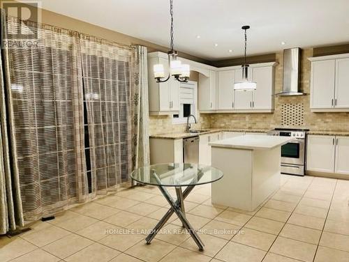 137 Alpaca Drive, Richmond Hill, ON - Indoor Photo Showing Kitchen With Upgraded Kitchen