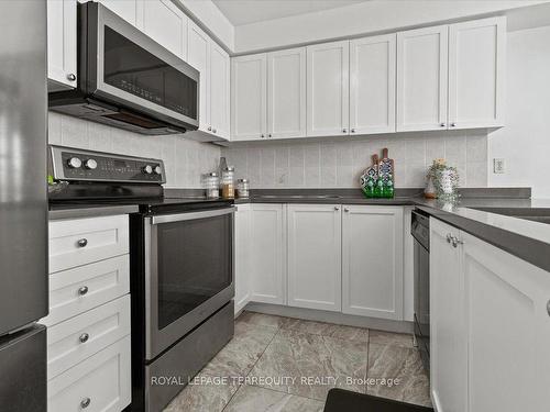 80 Dunlop Crt, Brampton, ON - Indoor Photo Showing Kitchen With Upgraded Kitchen