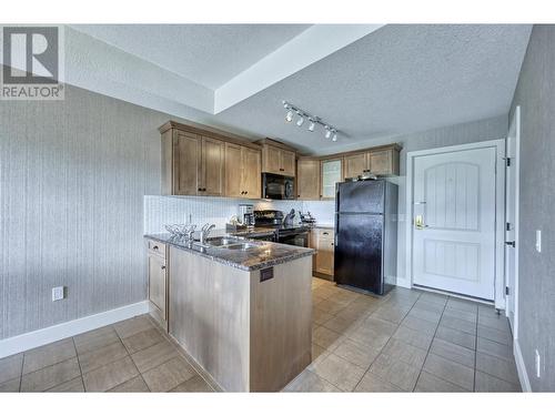 1200 Rancher Creek Road Unit# 32C, Osoyoos, BC - Indoor Photo Showing Kitchen With Double Sink