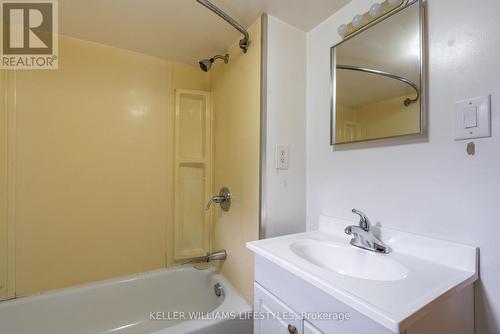 423 Paterson Avenue, London, ON - Indoor Photo Showing Bathroom