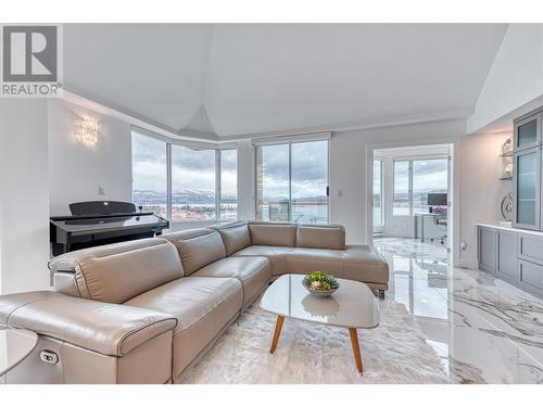 1160 Sunset Drive Unit# 1702, Kelowna, BC - Indoor Photo Showing Living Room