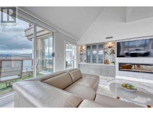 1160 Sunset Drive Unit# 1702, Kelowna, BC - Indoor Photo Showing Living Room With Fireplace