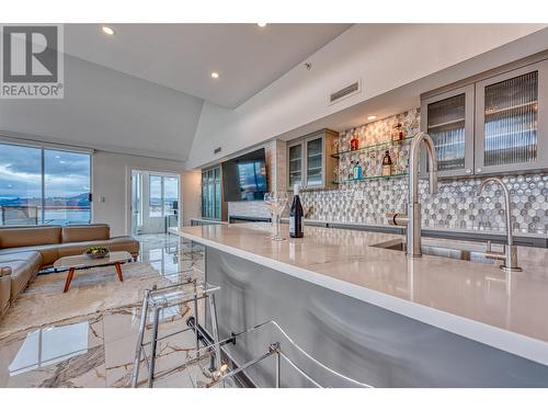 1160 Sunset Drive Unit# 1702, Kelowna, BC - Indoor Photo Showing Kitchen