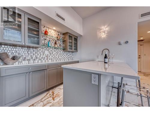 1160 Sunset Drive Unit# 1702, Kelowna, BC - Indoor Photo Showing Kitchen