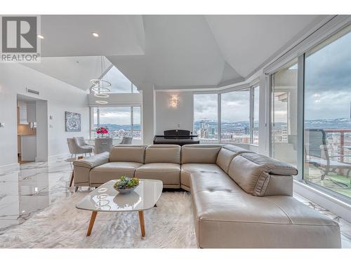 1160 Sunset Drive Unit# 1702, Kelowna, BC - Indoor Photo Showing Living Room