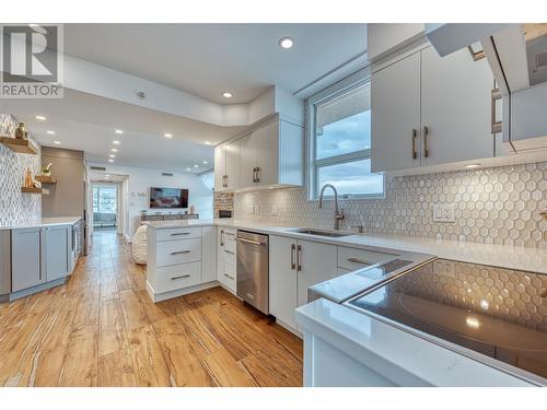 1160 Sunset Drive Unit# 1702, Kelowna, BC - Indoor Photo Showing Kitchen With Upgraded Kitchen