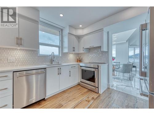 1160 Sunset Drive Unit# 1702, Kelowna, BC - Indoor Photo Showing Kitchen With Upgraded Kitchen