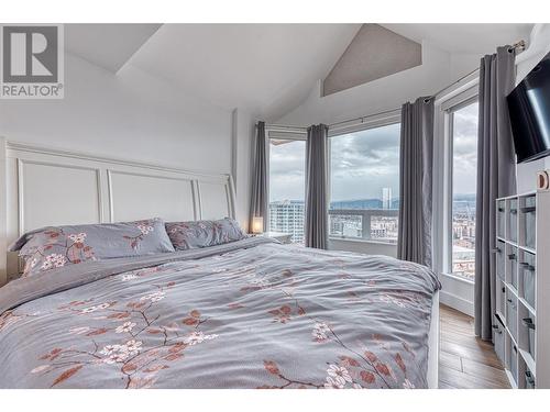 1160 Sunset Drive Unit# 1702, Kelowna, BC - Indoor Photo Showing Bedroom