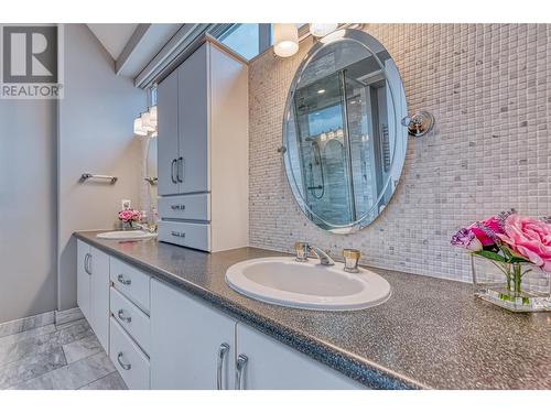 1160 Sunset Drive Unit# 1702, Kelowna, BC - Indoor Photo Showing Bathroom