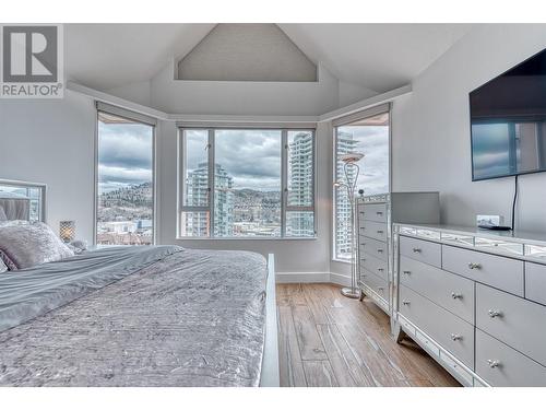 1160 Sunset Drive Unit# 1702, Kelowna, BC - Indoor Photo Showing Bedroom