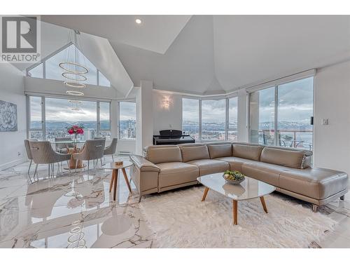 1160 Sunset Drive Unit# 1702, Kelowna, BC - Indoor Photo Showing Living Room