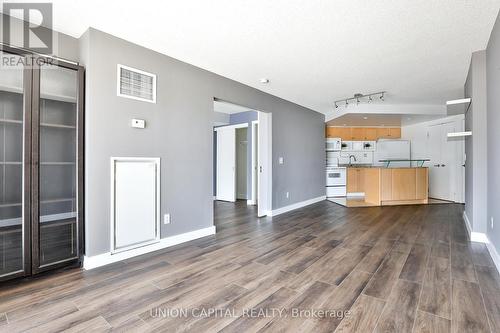 409 - 8 York Street, Toronto (Waterfront Communities), ON - Indoor Photo Showing Kitchen