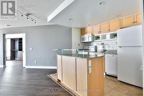 409 - 8 York Street, Toronto (Waterfront Communities), ON - Indoor Photo Showing Kitchen