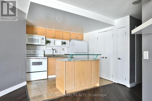 409 - 8 York Street, Toronto (Waterfront Communities), ON - Indoor Photo Showing Kitchen