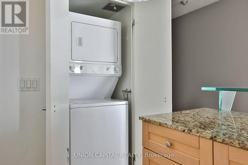 409 - 8 York Street, Toronto (Waterfront Communities), ON - Indoor Photo Showing Laundry Room