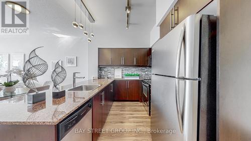 721 - 2885 Bayview Avenue, Toronto (Bayview Village), ON - Indoor Photo Showing Kitchen With Upgraded Kitchen