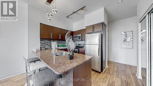 721 - 2885 Bayview Avenue, Toronto (Bayview Village), ON - Indoor Photo Showing Kitchen With Double Sink