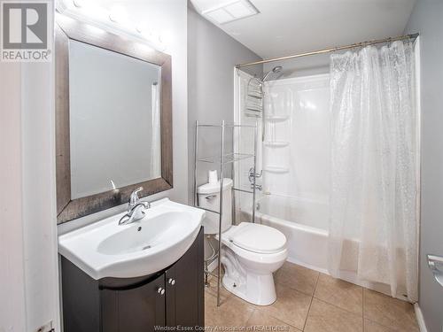 5498 Lassaline Street, Windsor, ON - Indoor Photo Showing Bathroom