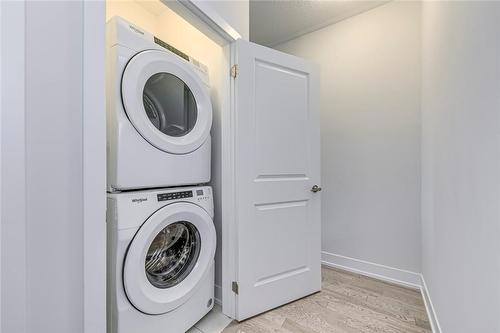 1488 Yellow Rose Circle, Oakville, ON - Indoor Photo Showing Laundry Room