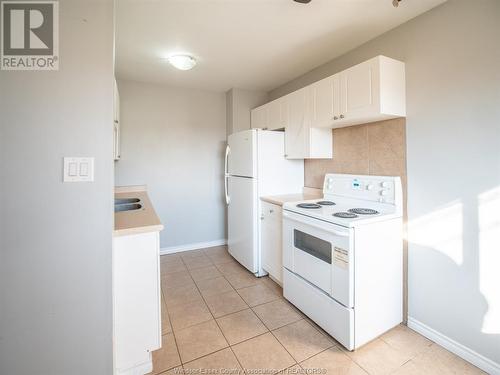 5498 Lassaline Street, Windsor, ON - Indoor Photo Showing Kitchen