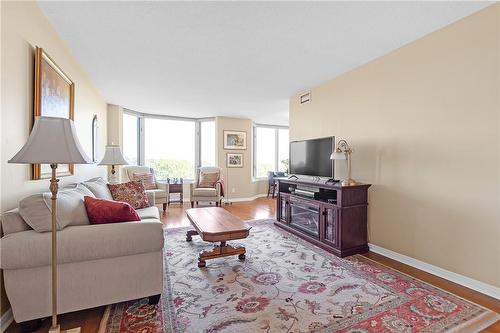 180 Limeridge Road W|Unit #702, Hamilton, ON - Indoor Photo Showing Living Room