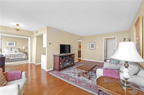 180 Limeridge Road W|Unit #702, Hamilton, ON - Indoor Photo Showing Living Room