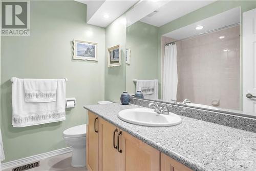 Main floor full bathroom. - 74 Trailway Circle, Ottawa, ON - Indoor Photo Showing Bathroom