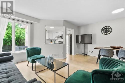 54 Margrave Avenue, Ottawa, ON - Indoor Photo Showing Living Room