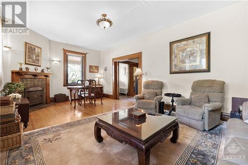 215 Argyle Avenue, Ottawa, ON - Indoor Photo Showing Living Room