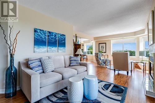 10 Van Allen Avenue Unit# 703, Chatham, ON - Indoor Photo Showing Living Room