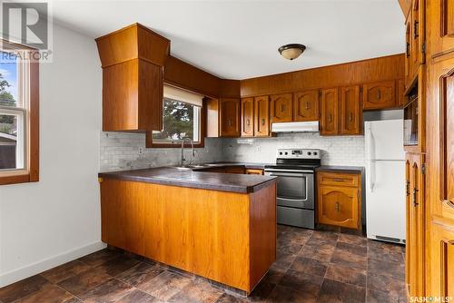 3311 29Th Avenue, Regina, SK - Indoor Photo Showing Kitchen